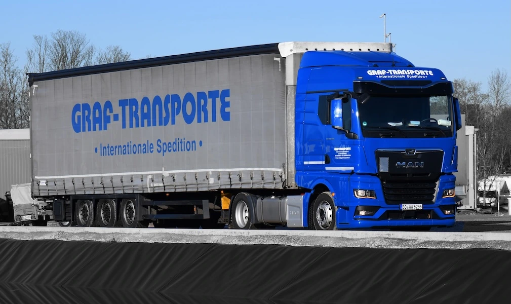 Sattelzugmaschine mit Planenauflieger