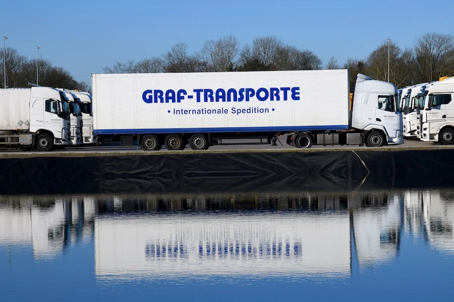 Unser Kofferauflieger mit weißer Sattelzugmaschine